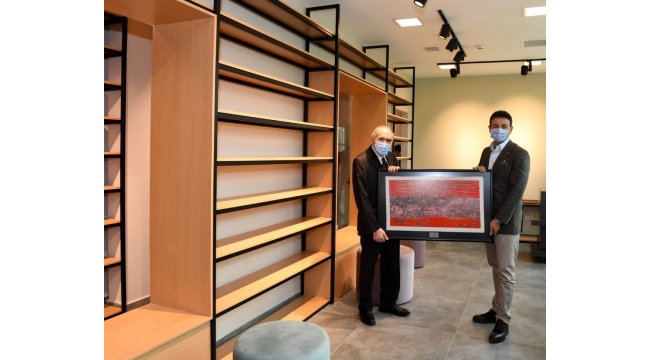 BAŞKAN RIZA AKPOLAT'TAN ALTAN ÖYMEN'E SÜRPRİZ DOĞUM GÜNÜ KUTLAMASI