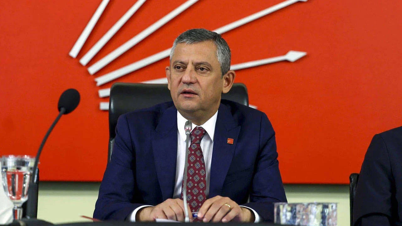 Özgür Özel'den rapor eleştirilerine yanıt: "Rapordan ziyade gözlüğün camıyla ilgili bir problem var"
