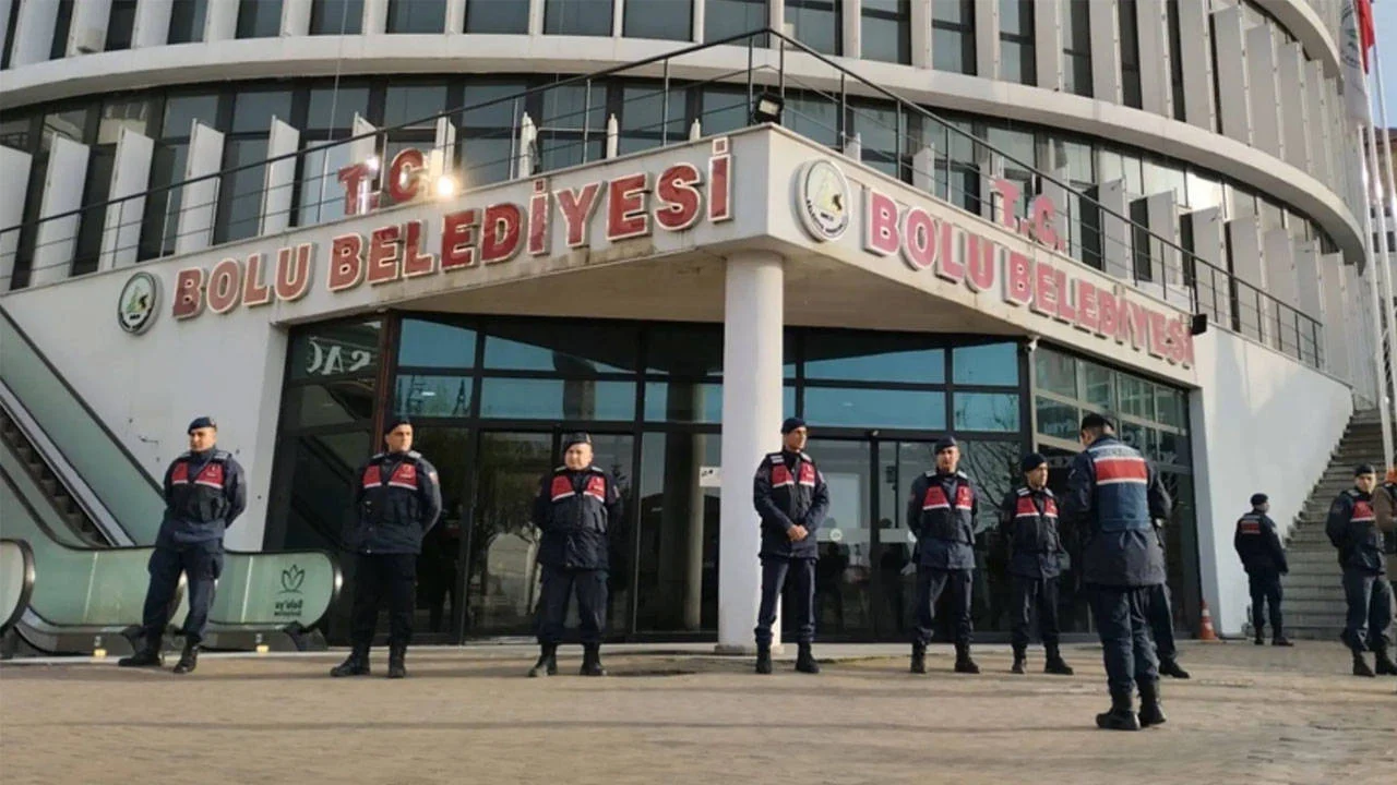 Bolu Belediyesi'ne operasyon: Başkan yardımcısı ve Meclis Üyesi gözaltına alındı