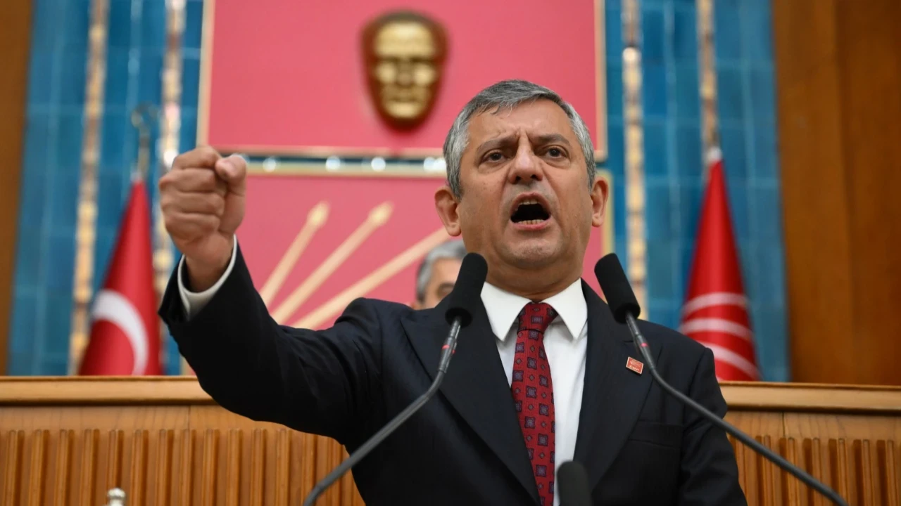 ÖZGÜR ÖZEL'DEN KILIÇDAROĞLUNA ÇOK SERT SÖZLER ! "İKİMİZ YARIŞALIM KAYBEDEB SİYASETİ BIRAKSIN "